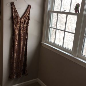 V-neck and back silk print dress.